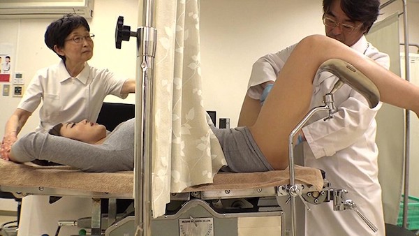 水野朝陽さんの分娩台で電マを当てての検査