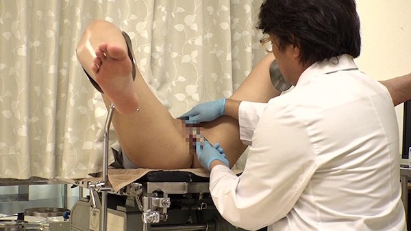 水野朝陽さんのワンピース姿でクスコを使った膣内観察